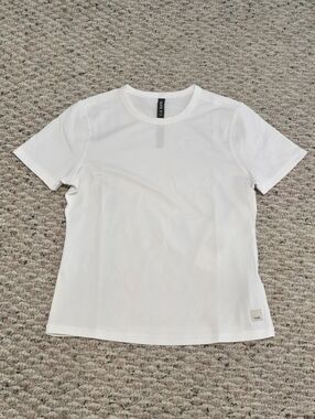 NWT Vuori Lux Tee